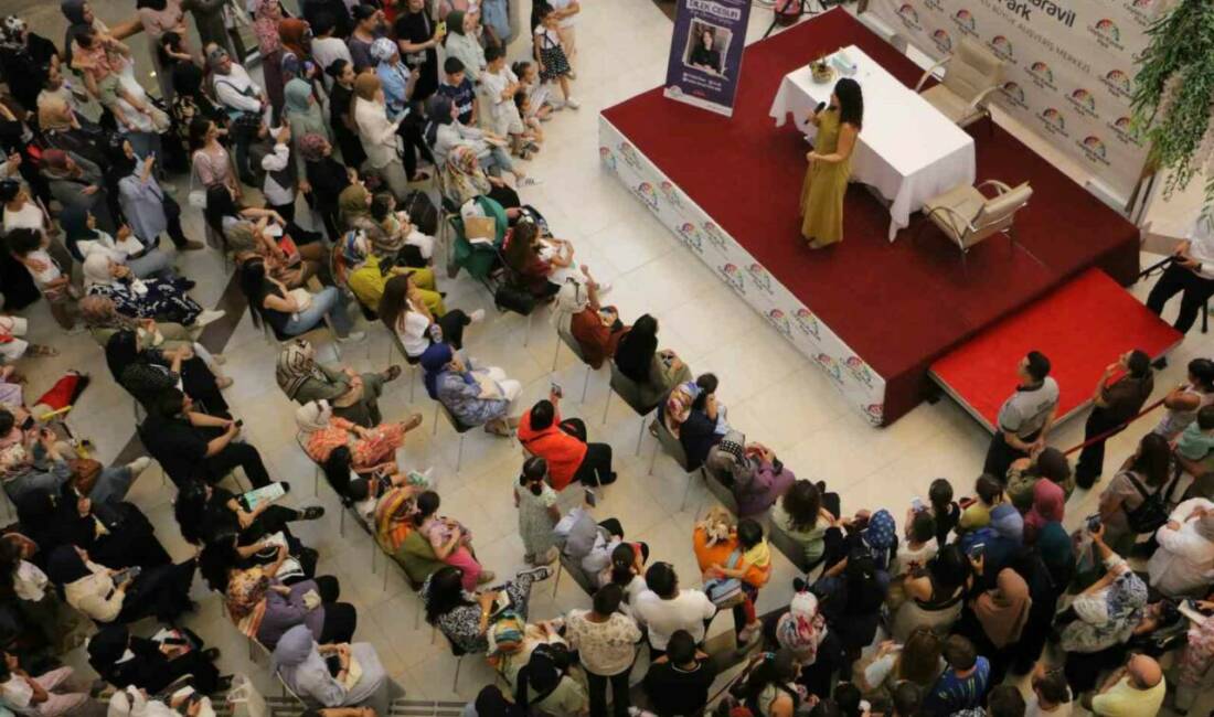 Dilek Cesur, Diyarbakır'da Ceylan Karavil Park AVM'de imza günü ve