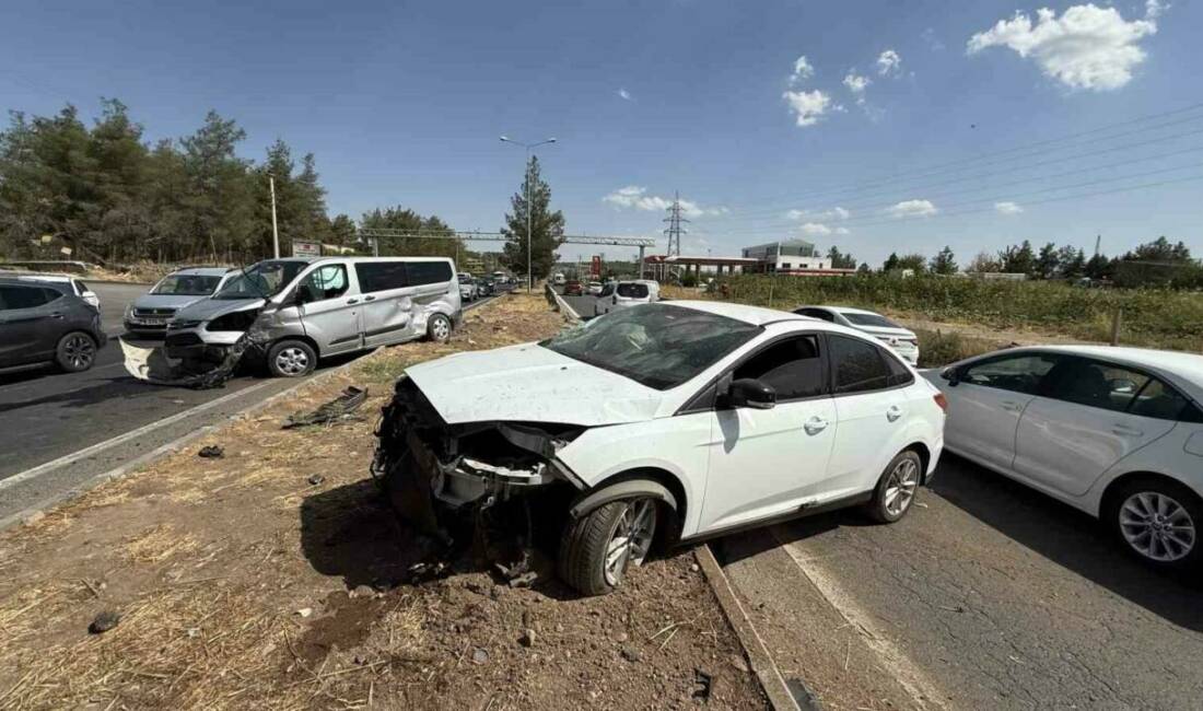 Diyarbakır-Silvan kara yolunda meydana gelen trafik kazasında kontrolsüz giren kamyonet