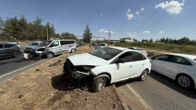 Diyarbakır-Silvan kara yolunda meydana gelen trafik kazasında kontrolsüz giren kamyonet