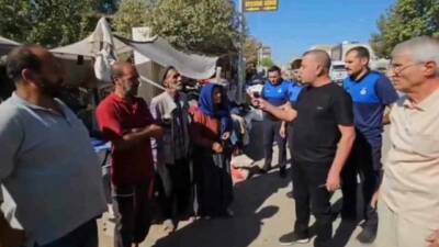 Şanlıurfa'nın Viranşehir ilçesinde belediyenin zabıta müdürü, pazarcı esnafına sert uyarılarda