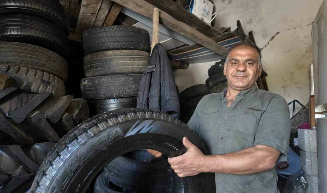 15 yaşında başladı, 35 yıldır araç lastiği ile yatıp kalkıyor Siirt'te 50 yaşındaki İbrahim Öztaş, 35 yıldır oto lastik tamiri