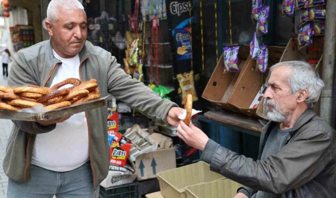 20 yıl simit sattı, 49 yaşında atanınca annesi inanmadı Diyarbakır'da 20 yıldır simit satarak ailesine bakan Abdulvahap Demircan, azmi