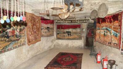 Gaziantep’te tarihi Yeni Han’daki 500 yıllık Kaleoğlu Mağarası’nın duvarlarına asılan,