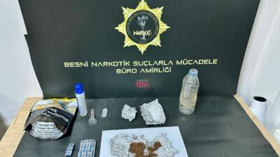 Besni'de polis ekipleri tarafından bir eve düzenlenen uyuşturucu operasyonunda çeşitli