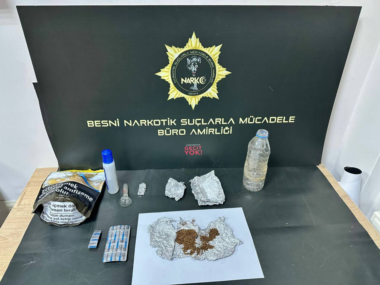Besni'de polis ekipleri tarafından bir eve düzenlenen uyuşturucu operasyonunda çeşitli