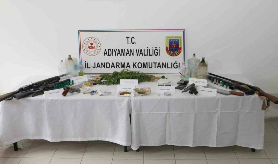 Adıyaman merkezli uyuşturucu operasyonu: 11 gözaltı Adıyaman merkezli uyuşturucu operasyonunda 11 şahıs gözaltına alındı. Operasyonda uyuşturucu