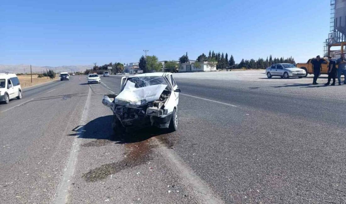 Adıyaman'ın Kahta ilçesinde meydana gelen trafik kazasında, iki otomobilin çarpışması