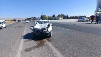 Adıyaman'ın Kahta ilçesinde meydana gelen trafik kazasında, iki otomobilin çarpışması