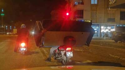 Adıyaman’da bir sürücü, motosikletinin üzerine yerleştirdiği koltukla trafikte ilerlerken kameralara