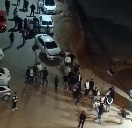Adıyaman'da 2 grup arasında çıkan sopa, yumruk ve tekmelerin havada
