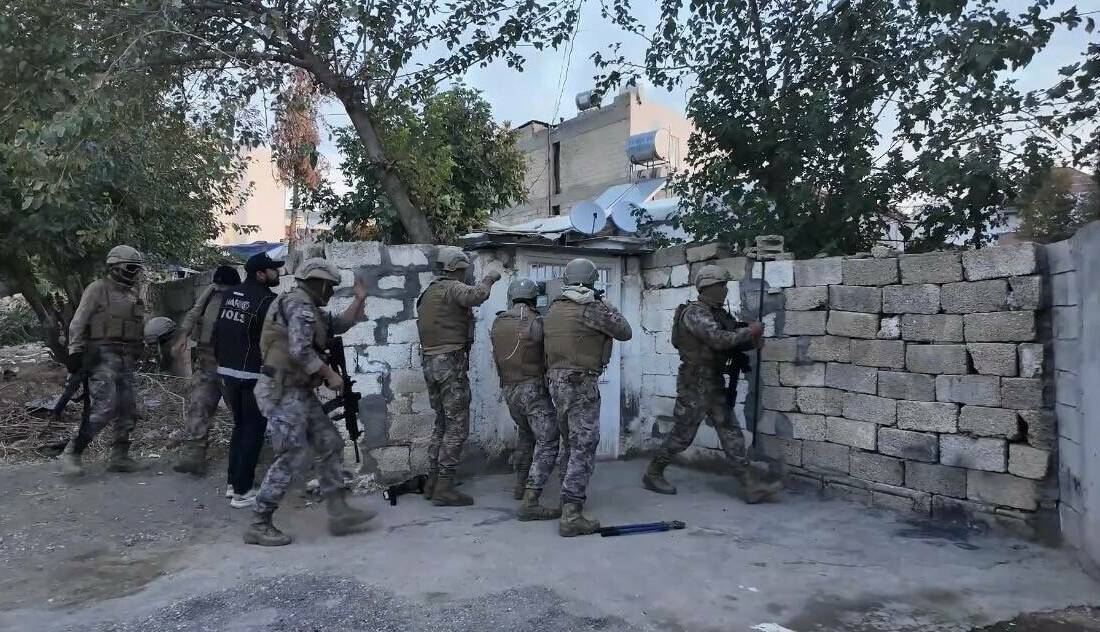 Adıyaman’da uyuşturucu operasyonunda 4 tutuklama Adıyaman'da polis ekipleri tarafından düzenlenen uyuşturucu operasyonunda 5 şüpheli yakalandı.