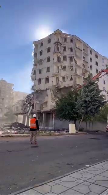 Ağır hasarlı bina tek dokunuşta yerle bir oldu Diyarbakır’da Maraş merkezli depremlerde ağır hasar alan bir bina, iş