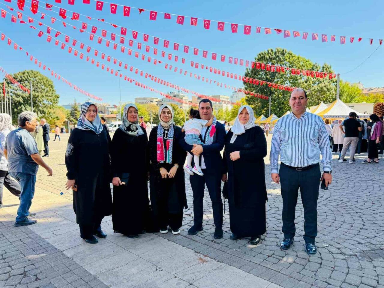 AK Parti Gaziantep Milletvekili Bünyamin Bozgeyik ve ailesi, "Gazze İçin