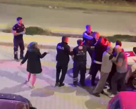 Akrabalar arasındaki kavgada 3 kişi yaralandı Adıyaman’da, akrabalar arasında çıkan kavgada 3 kişi yaralandı.