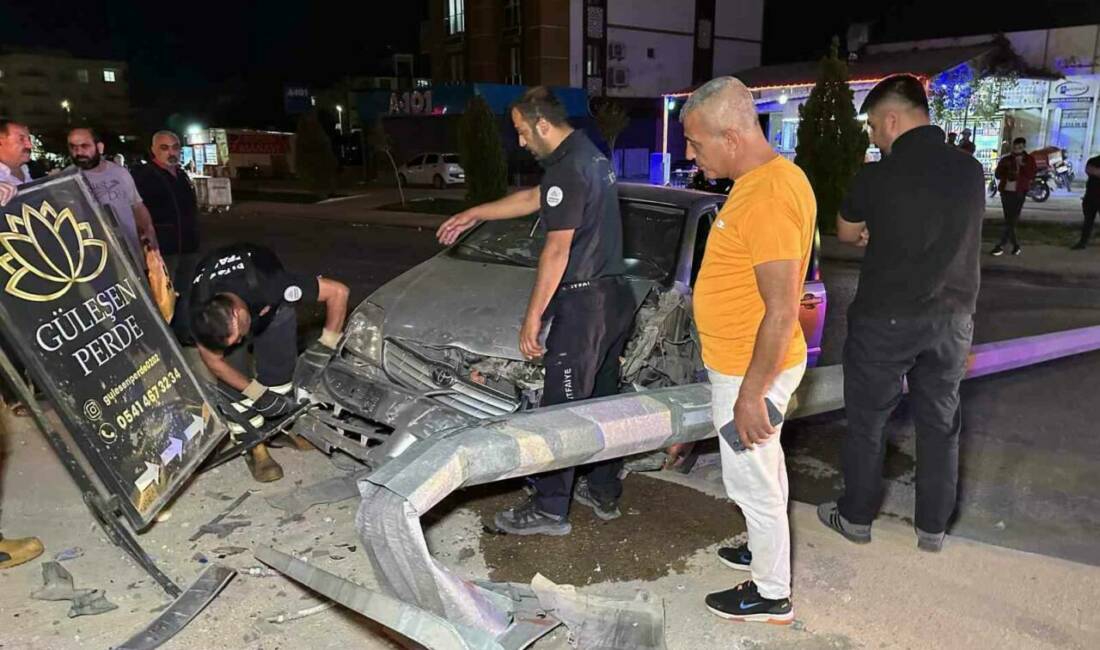 Alkollü olduğu öğrenilen sürücü Adıyaman'da aydınlatma direğine çarparak refüje çıktı.