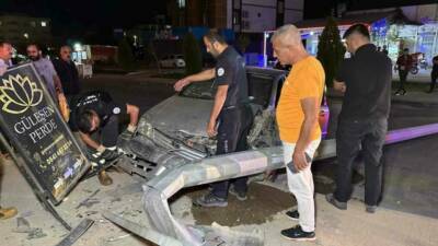 Alkollü olduğu öğrenilen sürücü Adıyaman'da aydınlatma direğine çarparak refüje çıktı.