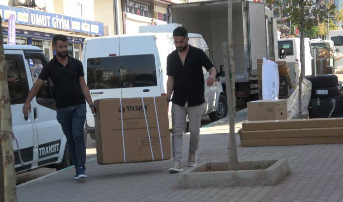 Cizre'de yaşayan engelli genç kıza, Ankara'dan polis memuru Mustafa Şahin