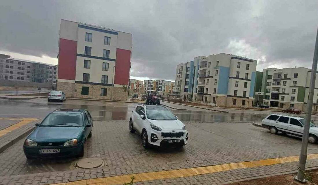 Araban’da etkili olan yağış çiftçileri mutlu etti Gaziantep'in Araban ilçesi, yazın sona ermesiyle birlikte uzun süren kuraklığın