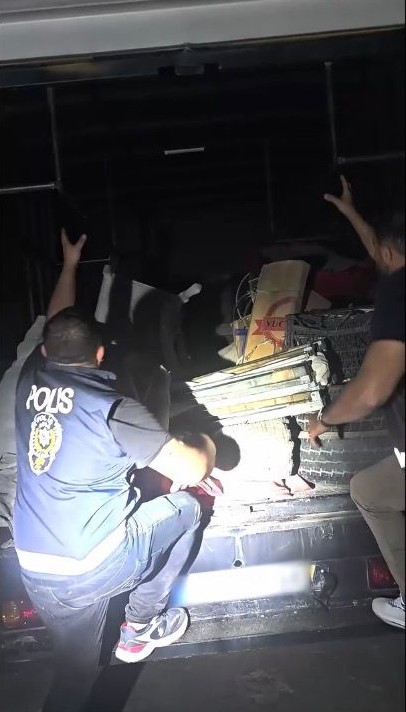 Diyarbakır'da gerçekleştirilen operasyonda kamyonetin fan ve klima düzeneklerinin içinde gizlenmiş