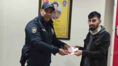 Siirt'te bir vatandaş, ATM'de unutulan 6 bin 350 lira ve