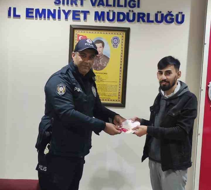 ATM’de bulduğu 6 bin 350 ve kartı sahibine teslim etti Siirt'te bir vatandaş, ATM'de unutulan 6 bin 350 lira ve
