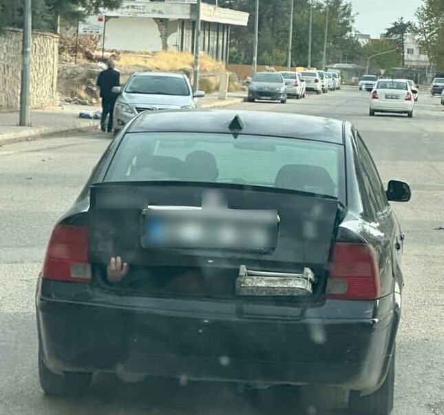 Bagajdan çıkan el görenleri şaşırttı Adıyaman’da bir otomobilin bagajından çıkan el görenleri şaşkına çevirdi.