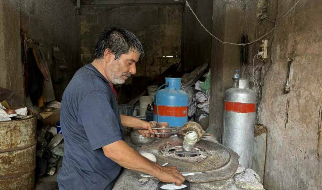 Bakır kalaycısı, 7 yaşında başladığı mesleğini 58 yıldır aşkla sürdürüyor Gaziantep'te kalaycılık mesleğini 58 yıldır sürdüren ve son temsilcilerden olan