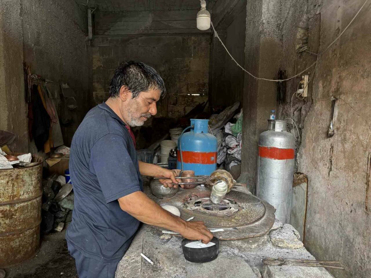 Gaziantep'te kalaycılık mesleğini 58 yıldır sürdüren ve son temsilcilerden olan
