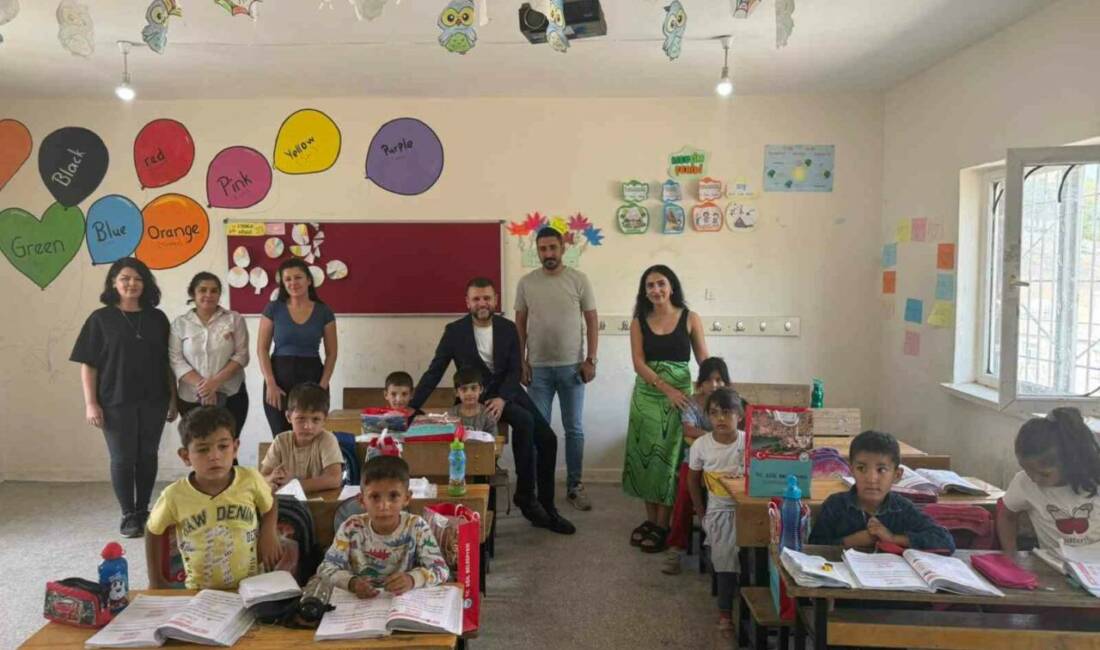 Diyarbakır'ın Eğil İlçe Belediye Başkanı Fırat Seydaoğlu, ilçedeki okulları ziyaret