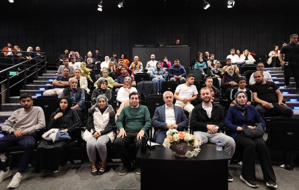 Başkan Tahmazoğlu, Evlilik Okulu çiftleriyle buluştu Şahinbey Belediye Başkanı Mehmet Tahmazoğlu, Evlilik Okulu projesiyle eğitim alan