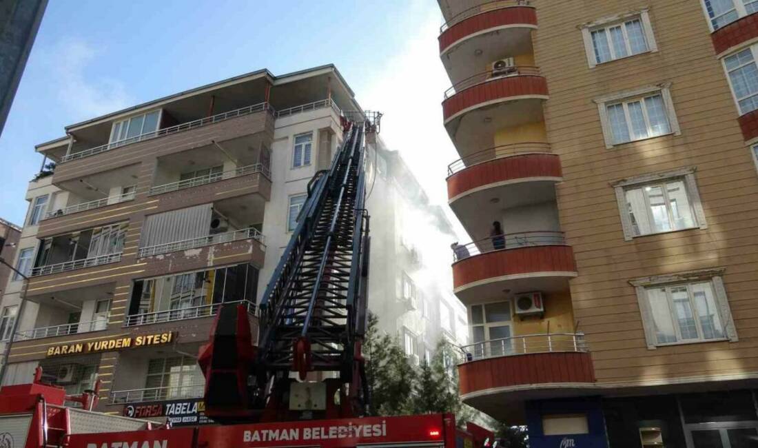 Batman’da bulunan 5 katlı bir apartmanın dördüncü katında çıkan yangın,