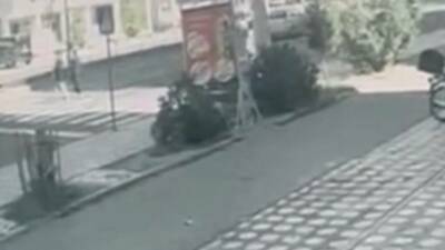 Batman'da cipin yaya geçidinden geçerken 2 kişiye çarptığı kaza anı