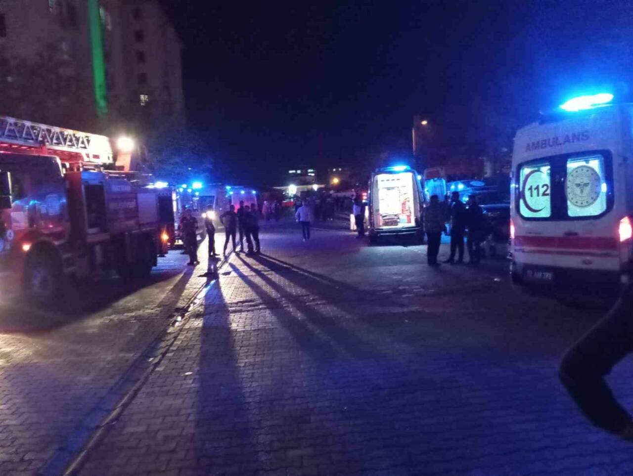 Batman'da bir evde çıkan yangında mahsur kalan ve itfaiye ekiplerince