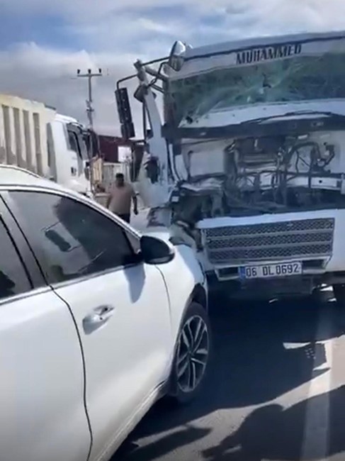 Batman’da, İstiklal Parkı girişinde meydana gelen trafik kazasında hafriyat kamyonuyla