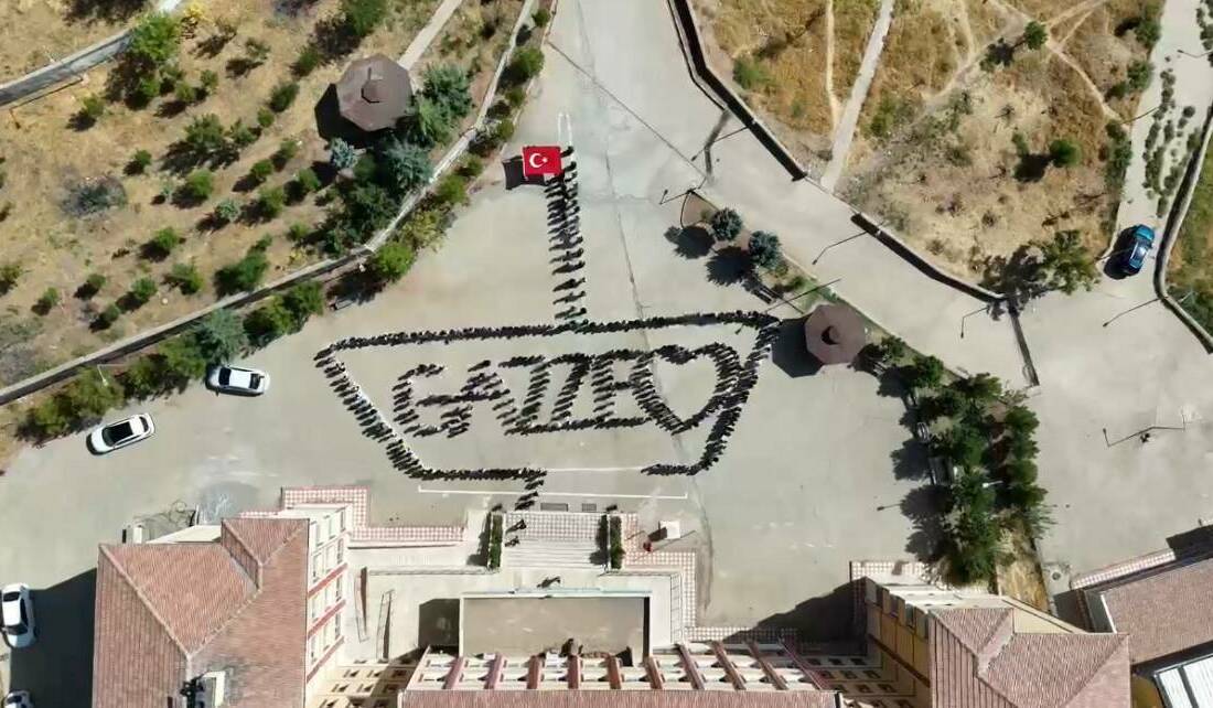 Batman'ın Kozluk ilçesinde bulunan Kız Anadolu İmam Hatip Lisesi öğrencileri