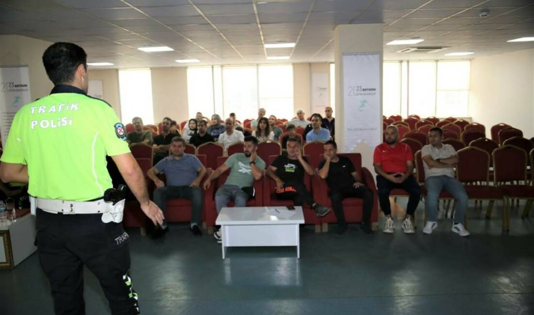 Batman’da okul geçidi görevlisi eğitimi düzenlendi Batman'da öğrencilerin okul geçitlerinde güvenli bir şekilde hareket etmelerini sağlamak