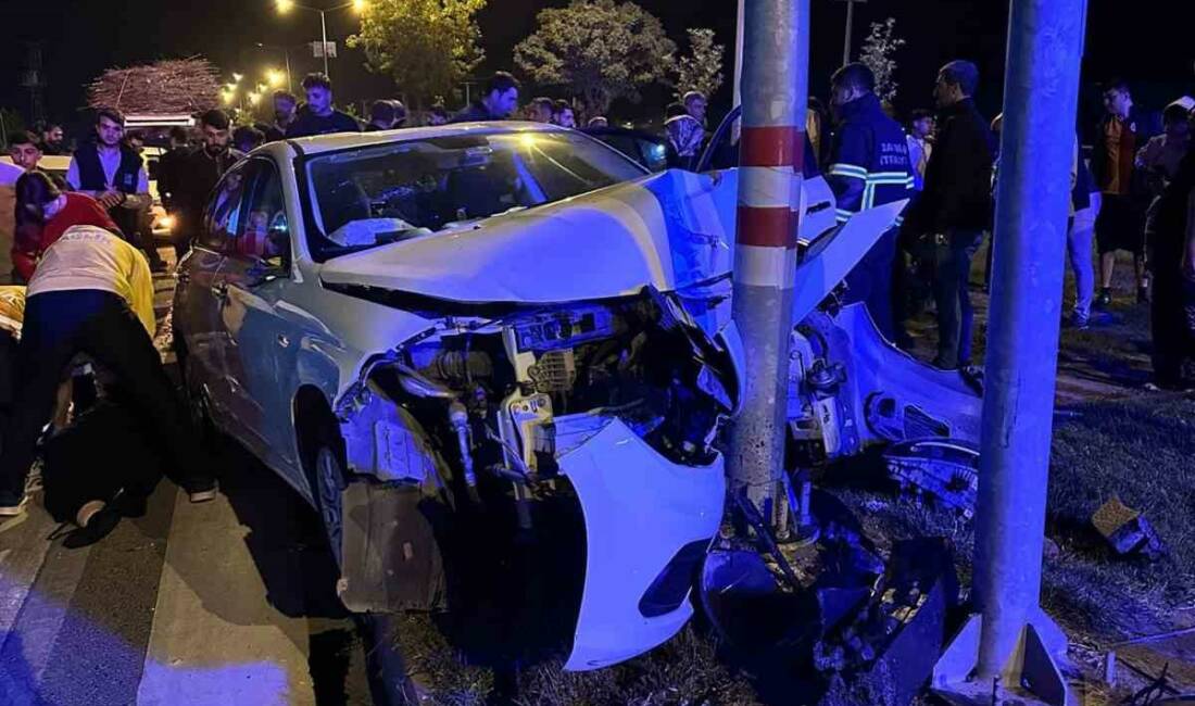 Batman’da otomobil trafik ışığı direğine çarptı: 3 yaralı Batman’da sürücüsünün kontrolünden çıkan otomobilin trafik ışığı direğine çarpması sonucu