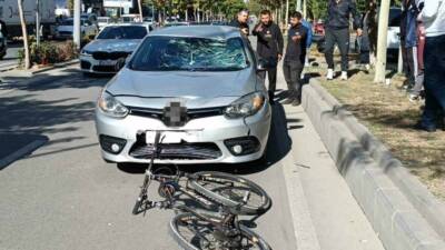 Batman’da seyir halindeki bir otomobilin çarptığı bisiklet sürücüsü ağır yaralandı.