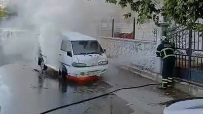 Batman'ın Fatih Mahallesi'nde park halindeki bir minibüste belirlenemeyen bir nedenle