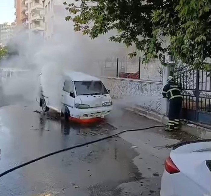 Batman'ın Fatih Mahallesi'nde park halindeki bir minibüste belirlenemeyen bir nedenle