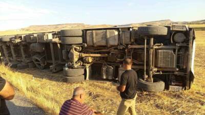 Batman'ın Bayraklı köy yolunda meydana gelen kazada saman yüklü bir