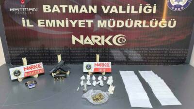 Batman'da torbacılık yöntemiyle uyuşturucu satan 2 kişi, düzenlenen operasyonla yakalandı.