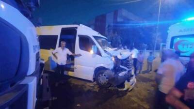 Batman'ın Petrolkent Mahallesi'nde meydana gelen trafik kazasında iki ticari aracın