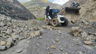 Batman’ın Sason ilçesinde şiddetli yağışlar sonucu ulaşıma kapanan köy yolları,