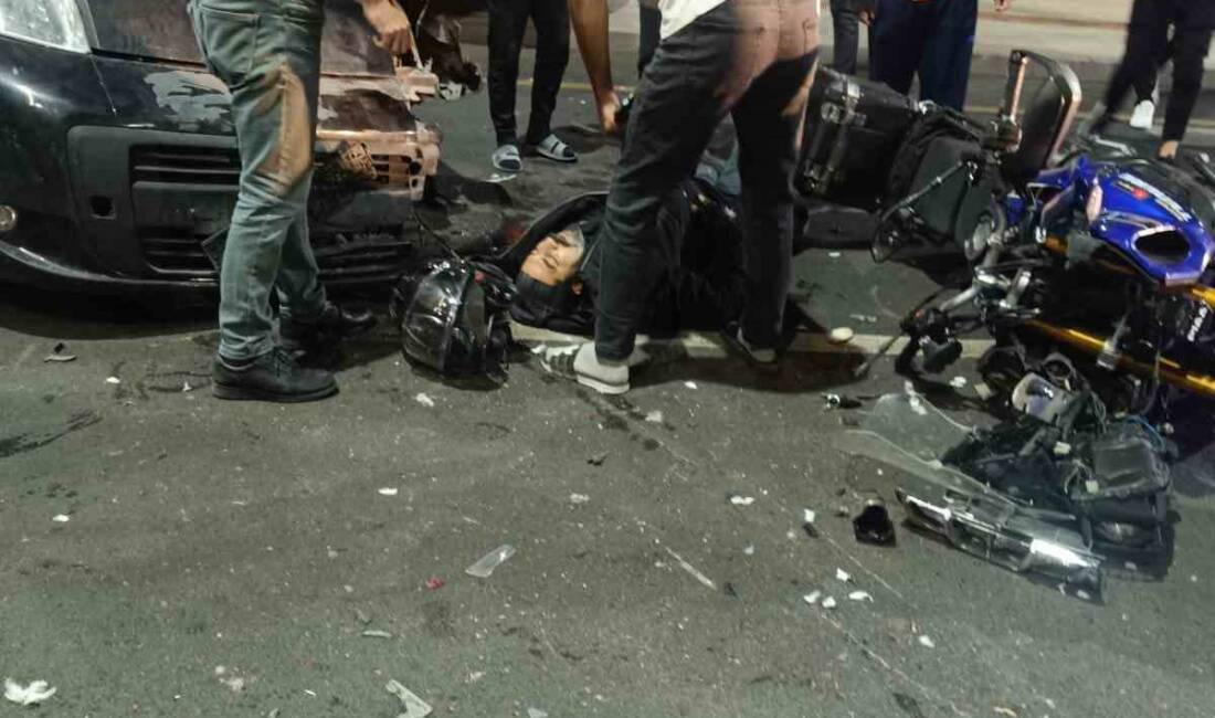 Batman'da Özgürlük Bulvarı'nda meydana gelen zincirleme kazada hafif ticari araç,