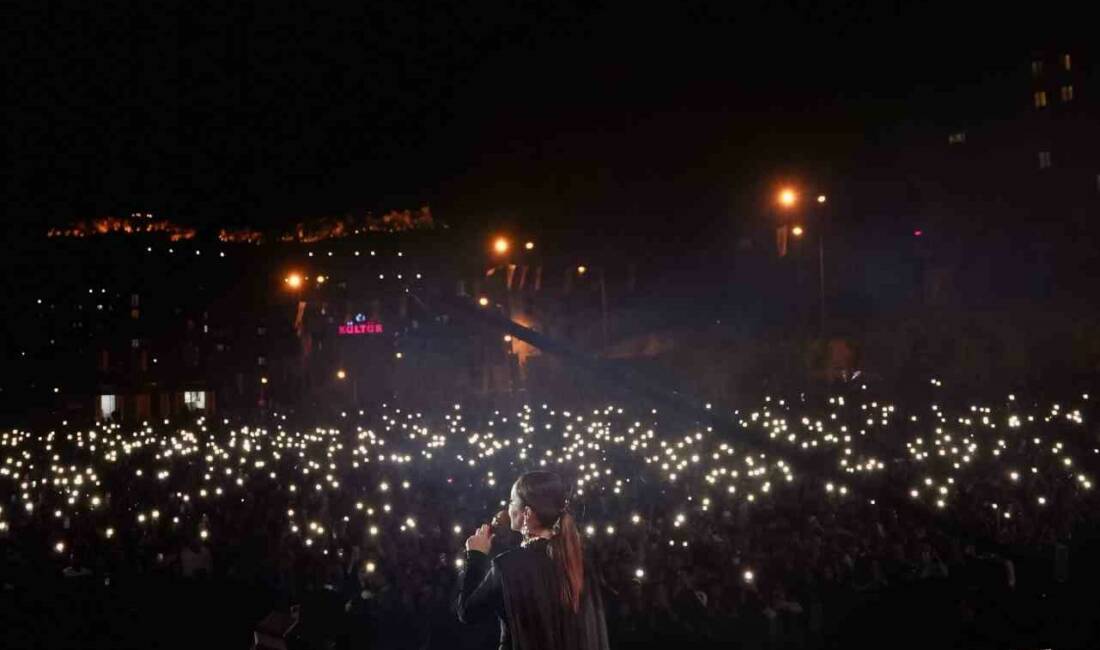 Mardin Kültür Yolu Festivali'nin ikinci gününde Bengü, binlerce müziksevere unutulmaz
