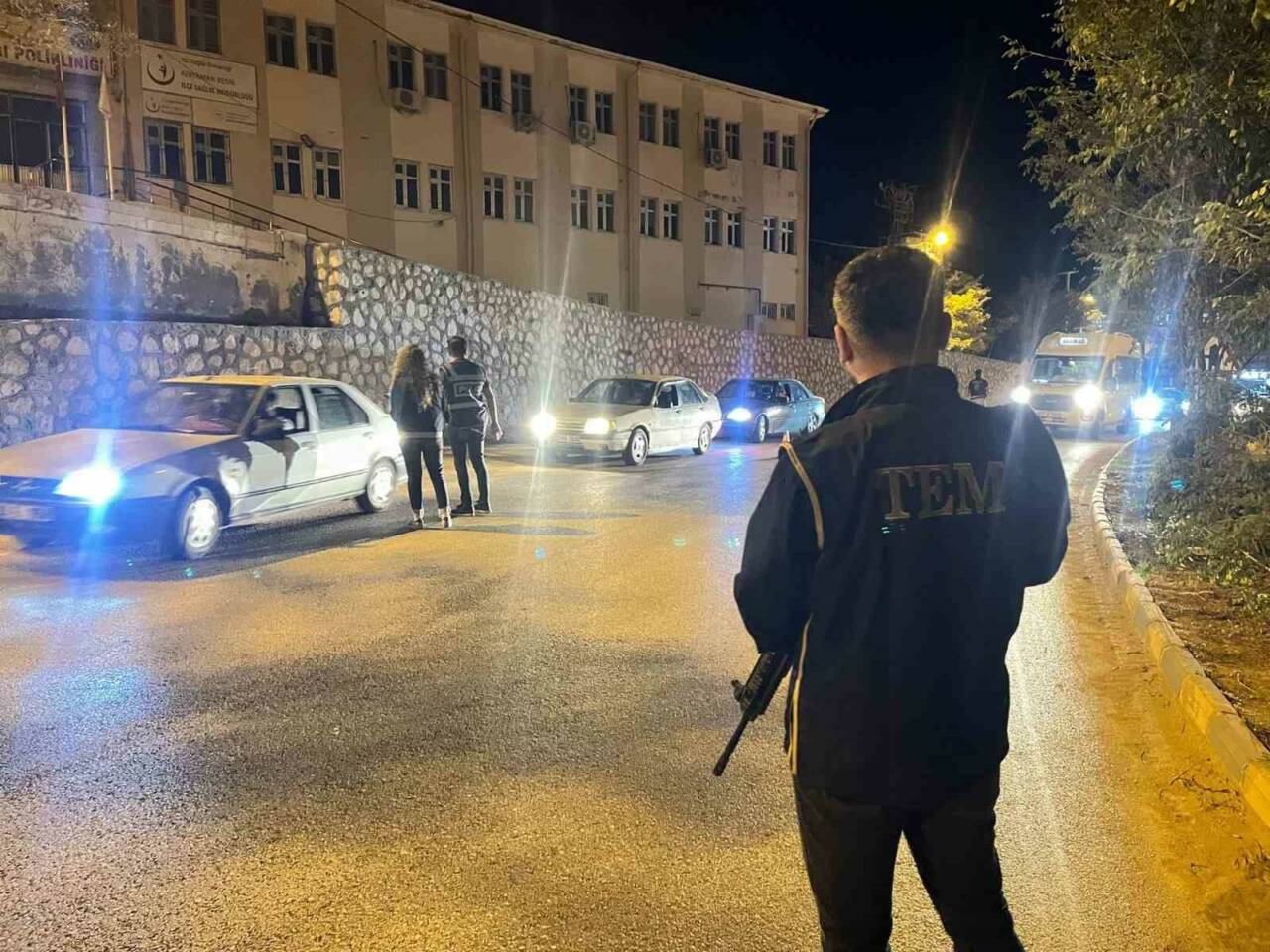Adıyaman'ın Besni ilçesinde polis ekipleri şok uygulamalarına devam ediyor. İlçe