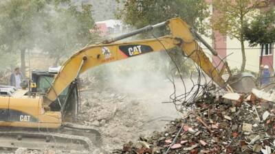 Şırnak’ta muhtemel depremlerde riskli binalar yıkılırken yerine modern binalar yapılıyor.