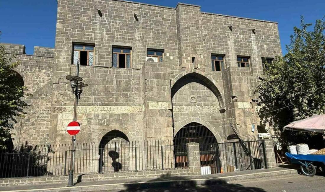 Bin yıllık camide cemaat abdest alamıyor Sur ilçesinde bulunan 969 yıllık Mervani Camii, sular kesilince cemaatin