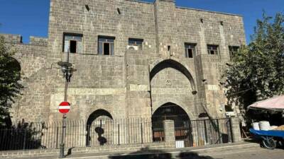 Sur ilçesinde bulunan 969 yıllık Mervani Camii, sular kesilince cemaatin